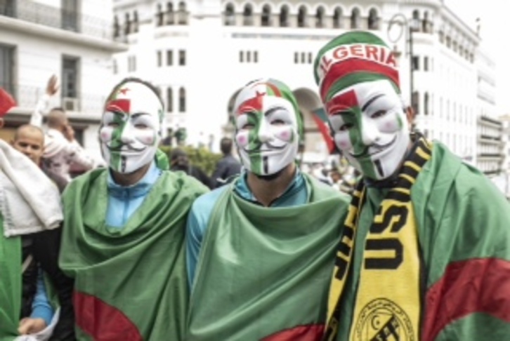 Las caretas de Vendetta destacan en la movilización de Argel. (Karim TOUILEB)