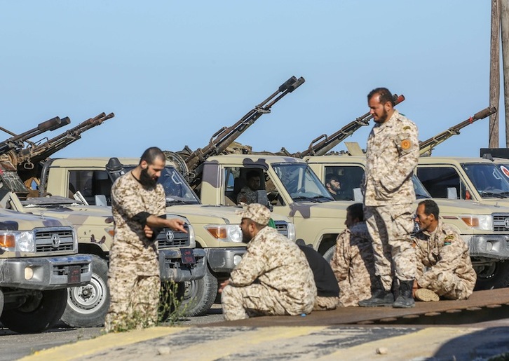 Misratako miliziak Tripoliko defentsarako prestakuntza lanetan. (Mahmud TURKIA /AFP)