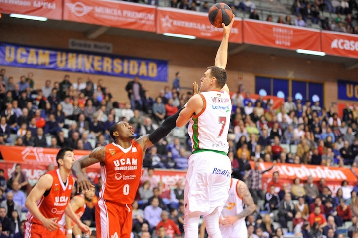 Cerca del aro o desde lejos, Johannes Voigtmann ha estado imparable (J.BERNAL / ACB PHOTO)