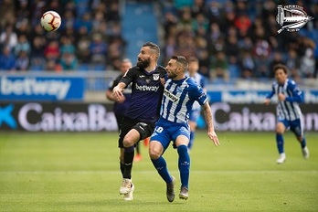 Siovas y Bastón corren para hacerse con el esférico.(@ALAVES)