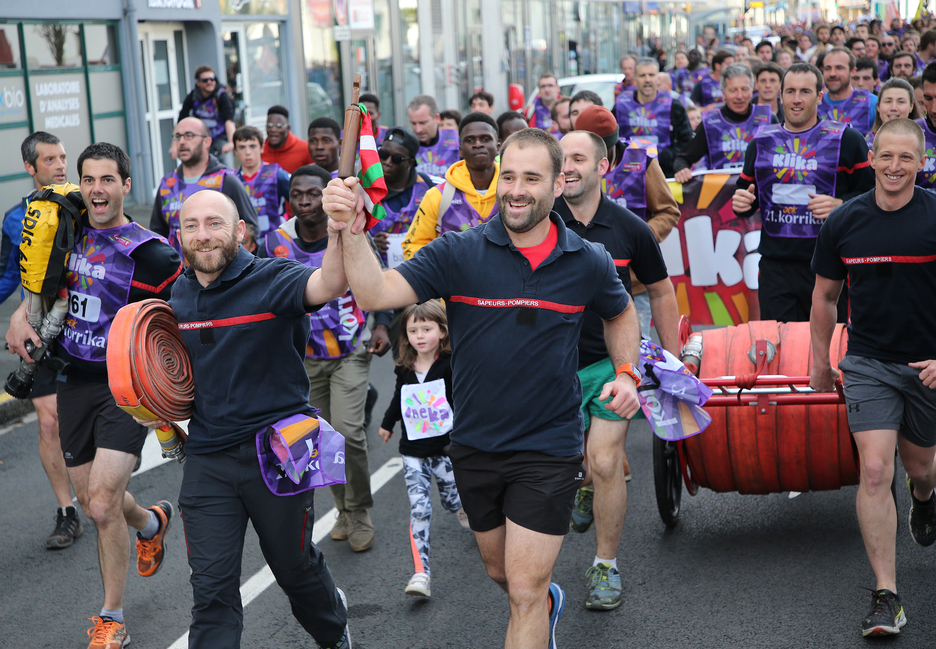 Les pompiers aussi se sont mouillés pour la Korrika. © Bob Edme