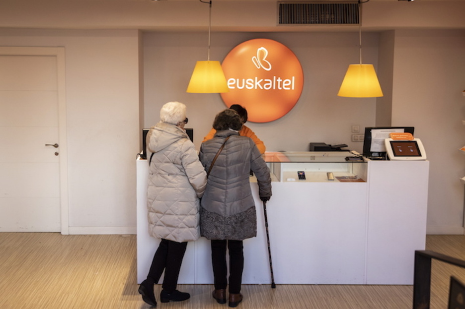 Establecimiento de Euskaltel en Gasteiz. (Endika PORTILLO/FOKU)