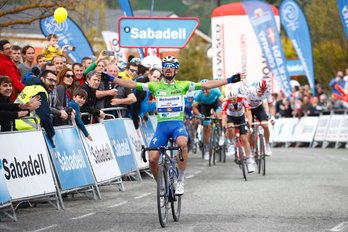 Alaphilippe celebra la victoria en el alto de Gorraiz. (@ehitzulia)