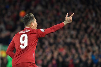 Firmino celebra el segundo gol del Liverpool. (Lluis GENÉ/AFP)