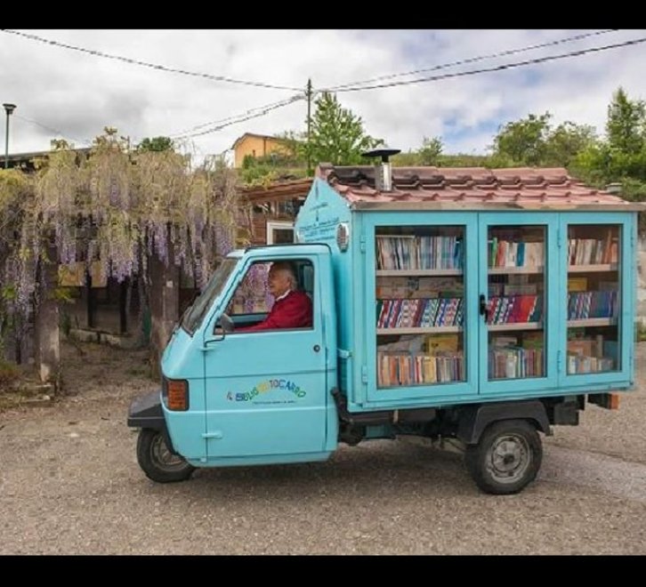 El‘Bibliomotocarro’, está diseñado para trasladar cerca de 700 libros. (@novelistaypoeta)