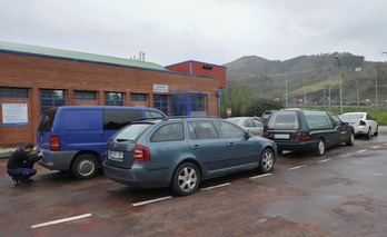 Colas en la ITV de Urnieta. (Idoia ZABALETA / FOKU)