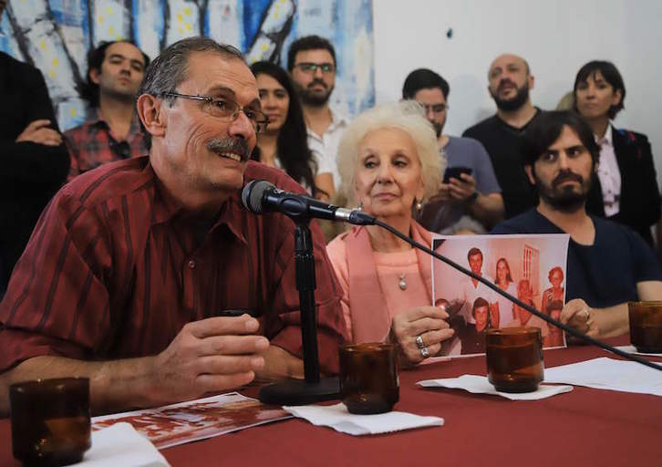 Carlos Alberto Solsona, padre de la nieta recuperada, compareció junto a las Abuelas de la Plaza de Mayo, en la sede de estas en Buenos Aires, para informar sobre el hallazgo. (Daniel VIDES/AFP)