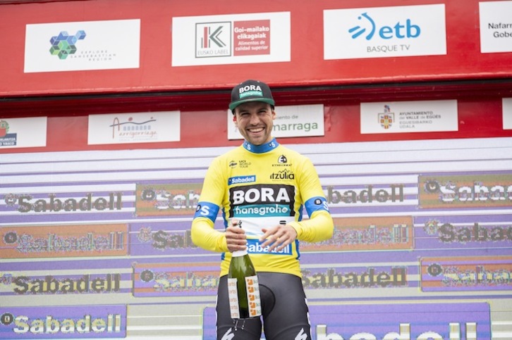 Maximilian Schachmann ha reforzado su maillot amarillo. (Endika Portillo / Foku)