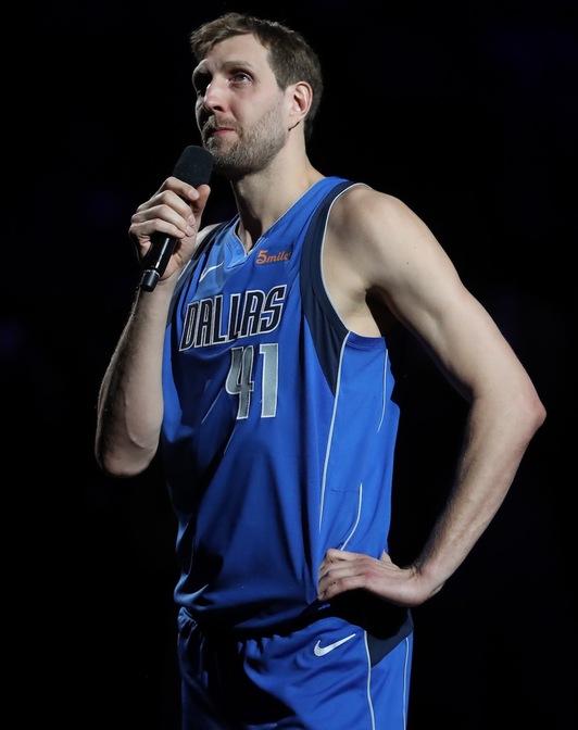 Dirk Nowitzki se despide de su afición de los Dallas Mavericks (Ronald MARTINEZ / AFP PHOTO)