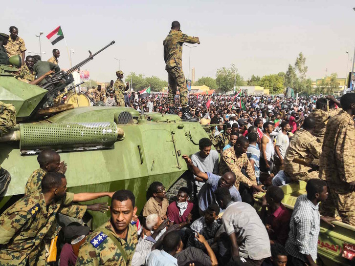 Celebraciones en Khartoum, tras conocerse la detención de Omar Hasan al Bashir. (AFP)