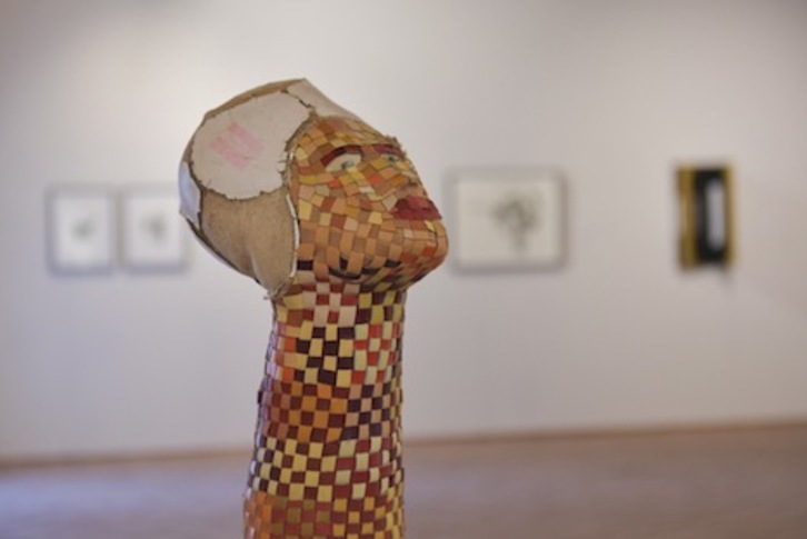 Una de las obras que integran la exposición Artea Oinez 2019. (Idoia ZABALETA/FOKU)