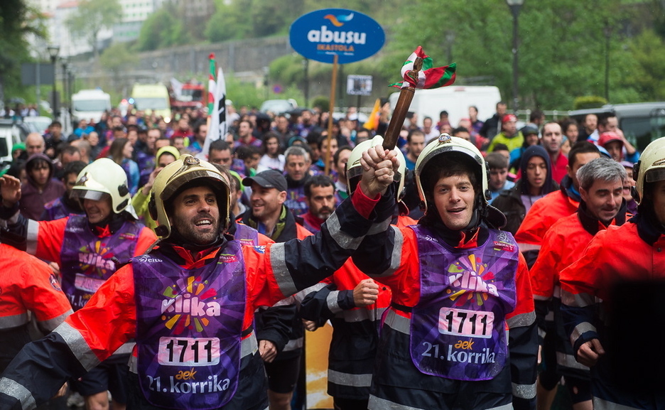 Suhiltzaileak, kaskoa eta guztiz. (Luis JAUREGIALTZO / FOKU) Suhiltzaileak, kaskoa eta guztiz. (Luis JAUREGIALTZO / FOKU)