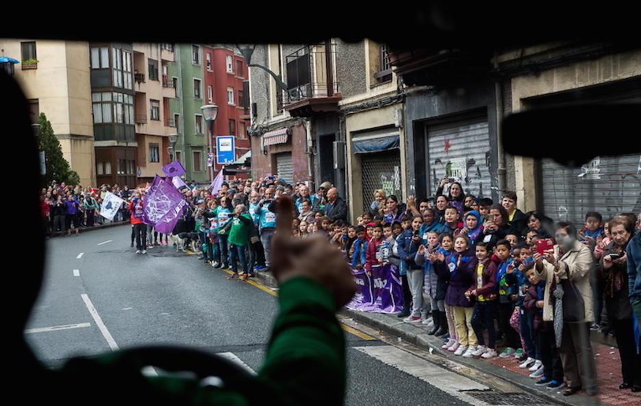 Máxima expectación ante la llegada del testigo. (Luis JAUREGIALTZO / FOKU) Máxima expectación ante la llegada del testigo. (Luis JAUREGIALTZO / FOKU)
