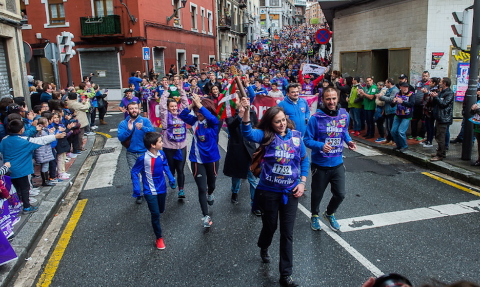 Una larga fila por las calles de la capital vizcaina. (Luis JAUREGIALTZO / FOKU) Una larga fila por las calles de la capital vizcaina. (Luis JAUREGIALTZO / FOKU)
