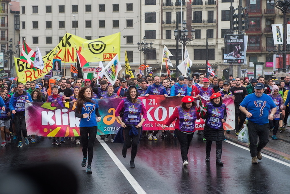 Txupineras y representantes de Bilboko Konpartsak. (Luis JAUREGIALTZO / FOKU) Txupineras y representantes de Bilboko Konpartsak. (Luis JAUREGIALTZO / FOKU)