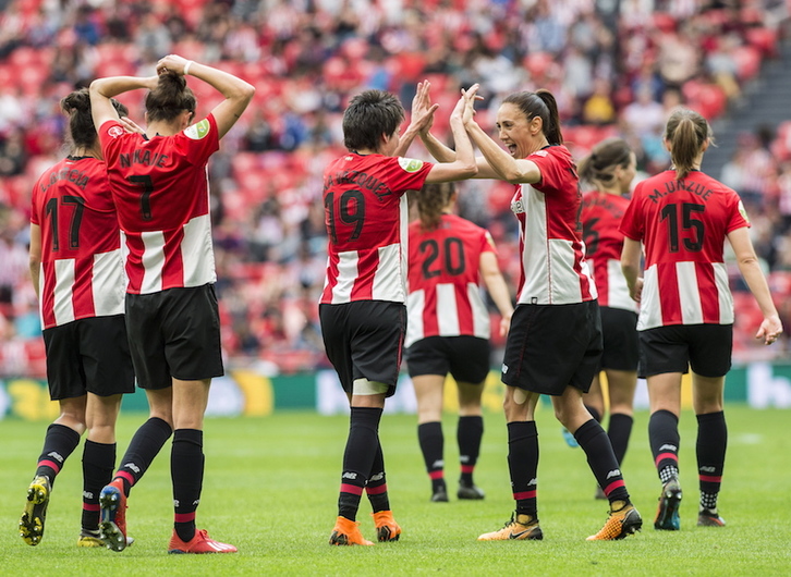 Gimbert celebra con Erika y otras jugadoras del Athletic el gol ante el Levante en San Mamés. (Marisol RAMIREZ / FOKU)