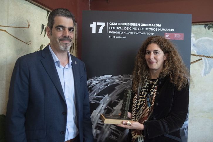 El alcalde de Donostia, Eneko Goia, entrega el premio a la cineasta palestina Annemarie Jacir. (Jon URBE/FOKU)