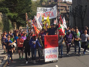 Antiguako Txantxarreka gaztetxeako kideak, bere furgoneta propioarekin. (@AEK_eus)