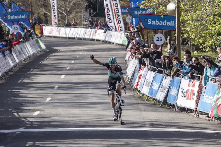 Buchmann entra ganador en la meta. (Aritz LOIOLA/FOKU)