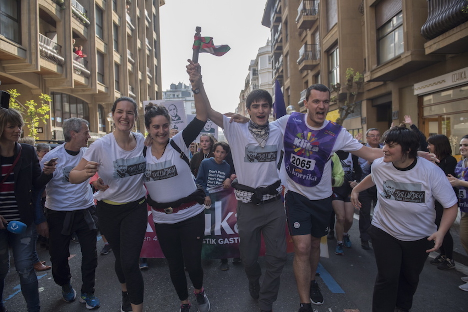 Familiares de Txillardegi, por las calles de Gros. (Juan Carlos RUIZ / FOKU) Familiares de Txillardegi, por las calles de Gros. (Juan Carlos RUIZ / FOKU)