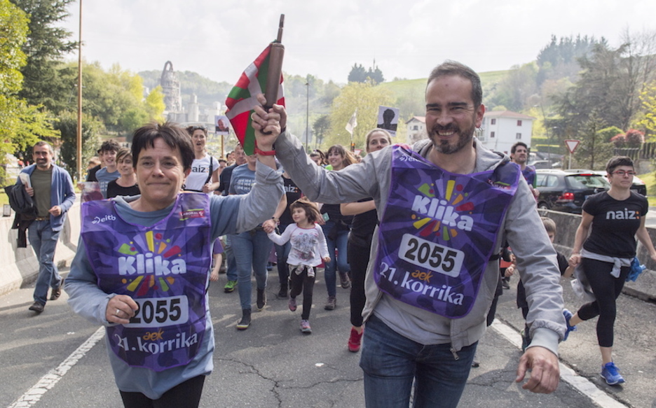 Bego Arrondo e Iñaki Soto portan el testigo en el kilómetro de GARA y NAIZ. (Juan Carlos RUIZ / FOKU) Bego Arrondo e Iñaki Soto portan el testigo en el kilómetro de GARA y NAIZ. (Juan Carlos RUIZ / FOKU)