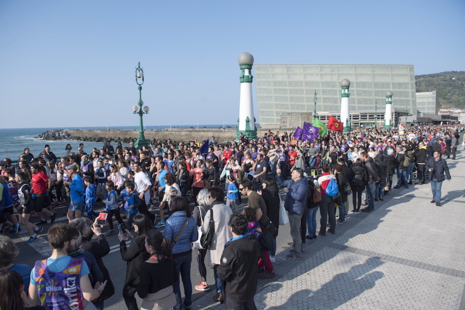 Atravesando el puente del Kursaal. (Juan Carlos RUIZ / FOKU) Atravesando el puente del Kursaal. (Juan Carlos RUIZ / FOKU)