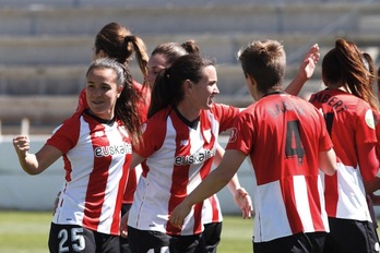 Nerea Nevado celevra su primera gol como rojiblanca con sus compañeras. ATHLETIC CLUB
