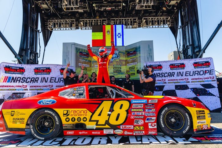 Ander Vilariño, en el podio del Circuit Ricardo Tormo. (EuroNASCAR)