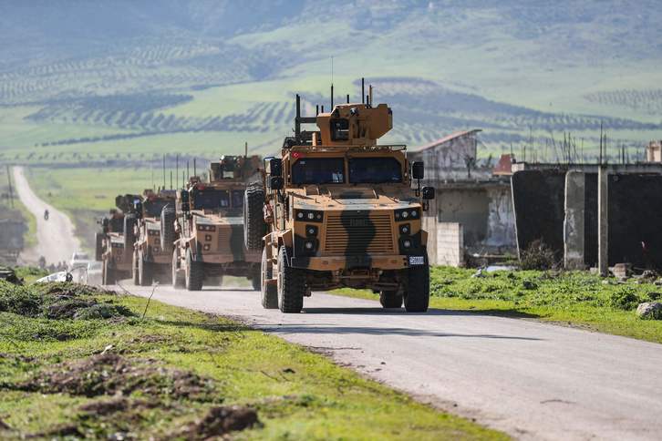 Una columna de blindados turcos circula por una carretera de Hama. (Omar HAJ KADOUR /AFP)