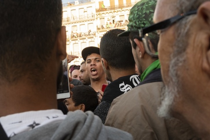 Un joven grita consignas islamistas a un manifestante laico en las protestas de Orán. (Karim TOULIEB)