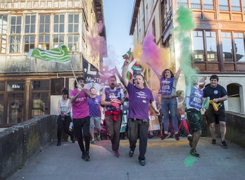 EHEko ordezkariak lekukoa eramaten (Marisol RAMIREZ/FOKU)