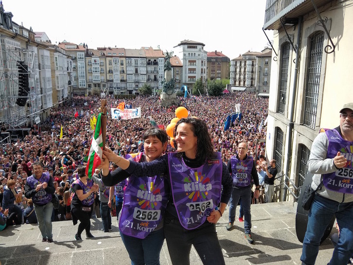 Mertxe Mugika eta Maialen Lujanbio, oholtzara igotzen. (KORRIKA)