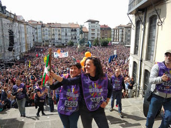 Mertxe Mugika eta Maialen Lujanbio, oholtzara igotzen. (KORRIKA)