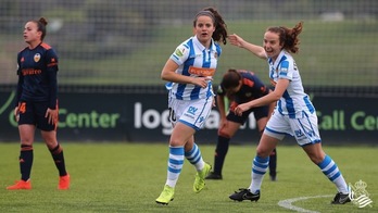 Eizagirre y Etxezarreta celebran el primer gol txuriurdin. REAL SOCIEDAD