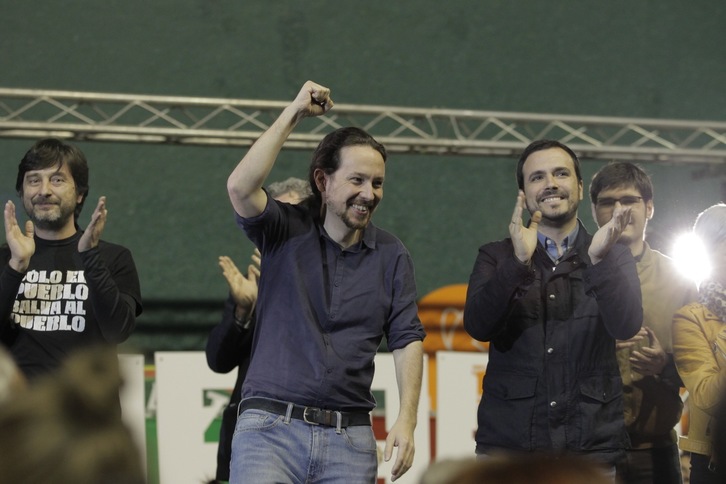 Pablo Iglesias, en el frontón Astelena, junto a Alberto Garzón. (Aritz LOIOLA | FOKU)
