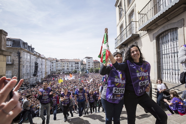 Mertxe Mugika eta Maialen Lujanbio, testiguarekin oholtzan (Endika PORTILLO /FOKU)