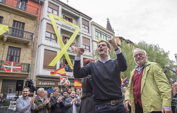 Rivera y Savater, con un inmenso lazo amarillo al fondo en Errenteria. (Andoni CANELLADA/FOKU)