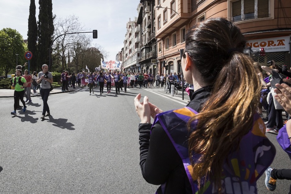 Urduritasuna eta ilusioa, biak zainetan borborka zituztela hartu dute Gasteizen korrika. Endika PORTILLO | FOKU Urduritasuna eta ilusioa, biak zainetan borborka zituztela hartu dute Gasteizen korrika. Endika PORTILLO | FOKU