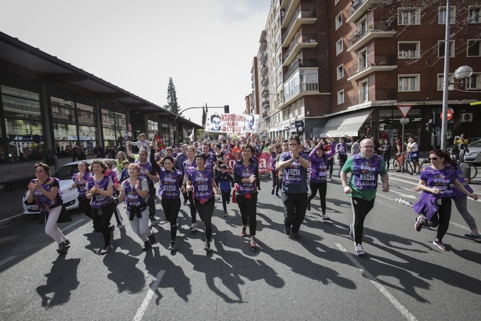 Jende ugari bildu da azken kilometroen bueltan, tartean EH Bilduko kideak. Endika PORTILLO | FOKU Jende ugari bildu da azken kilometroen bueltan, tartean EH Bilduko kideak. Endika PORTILLO | FOKU