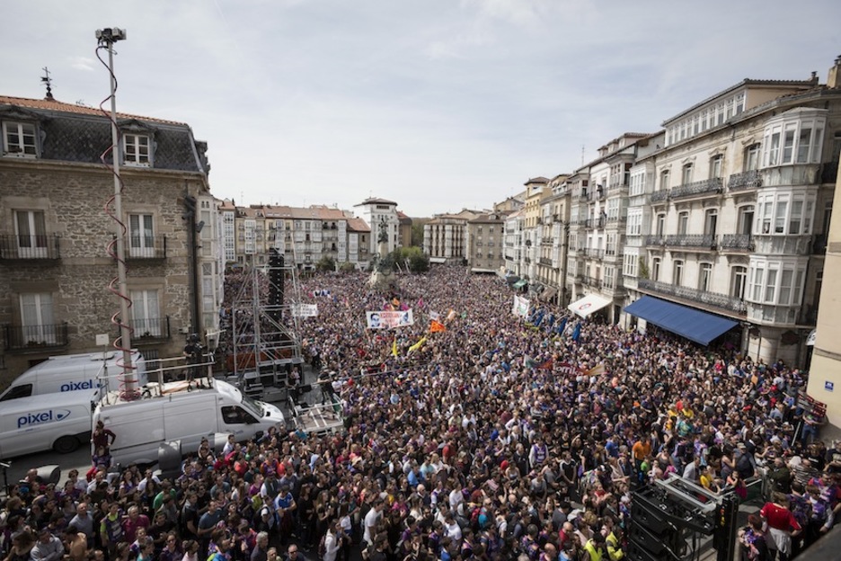 Andra Mari Zuriaren plaza txiki geratu da. Endika PORTILLO | FOKU Andra Mari Zuriaren plaza txiki geratu da. Endika PORTILLO | FOKU