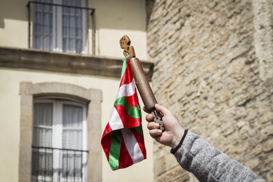 Garesetik apirilaren 4ean abiatu zen lekukoak ikusi du helmuga azkenean. Endika PORTILLO | FOKU Garesetik apirilaren 4ean abiatu zen lekukoak ikusi du helmuga azkenean. Endika PORTILLO | FOKU