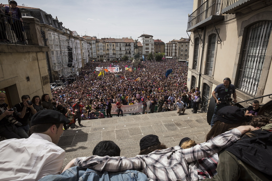 Oholtza gainetik jendartera joan da eskertza: euskalzaleak dira Korrika posible egiten dutenak. Endika PORTILLO | FOKU Oholtza gainetik jendartera joan da eskertza: euskalzaleak dira Korrika posible egiten dutenak. Endika PORTILLO | FOKU