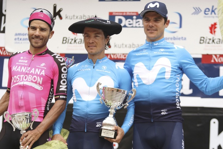 Carlos Betancur luce la txapela en Zornotza, flanqueado por Carlos Quintero y Eduard Prades (Oskar MATXIN EDESA / FOKU)