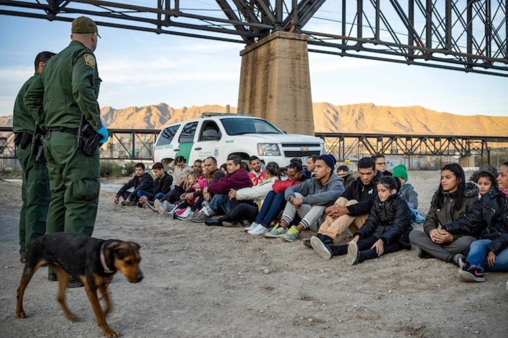 Un grupo de inmigrantes brasileños, detenido en la fronteriza Sunland Park, en Nuevo México. (Paul RATJE / AFP)