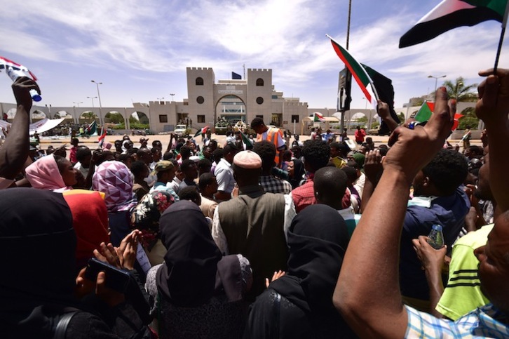 Los manifestantes mantienen la protesta frente al cuartel general del Ejército, en Jartum. (Mohammed HEMMEAIDA / AFP)