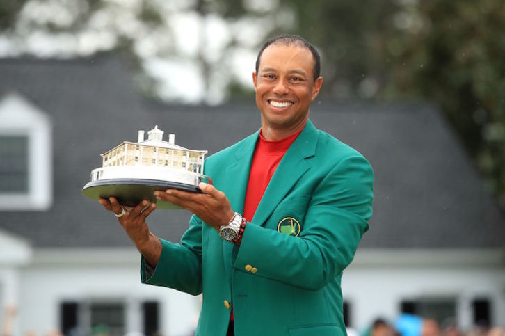 Tiger Woods posa con su quinta chaqueta verde. (Andrew REDINGTON/AFP)