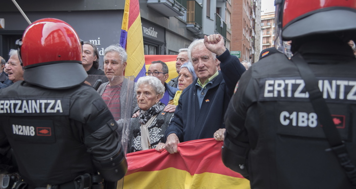 Algunos de los concentrados ante Ciudadanos (y la Ertzaintza) en Errenteria. (Andoni CANELLADA | FOKU)