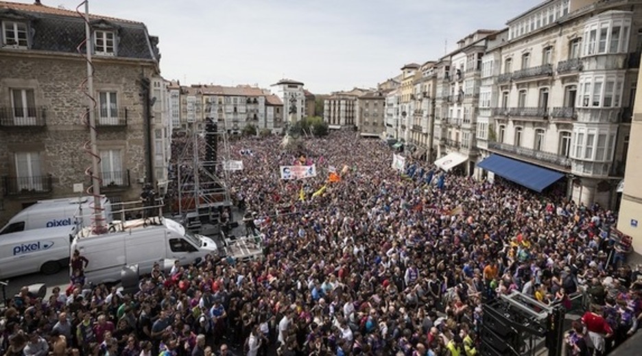 La place de Gasteiz paraît petite avec ces milliers d'euskaldun. © Endika Portillo, FOKU
