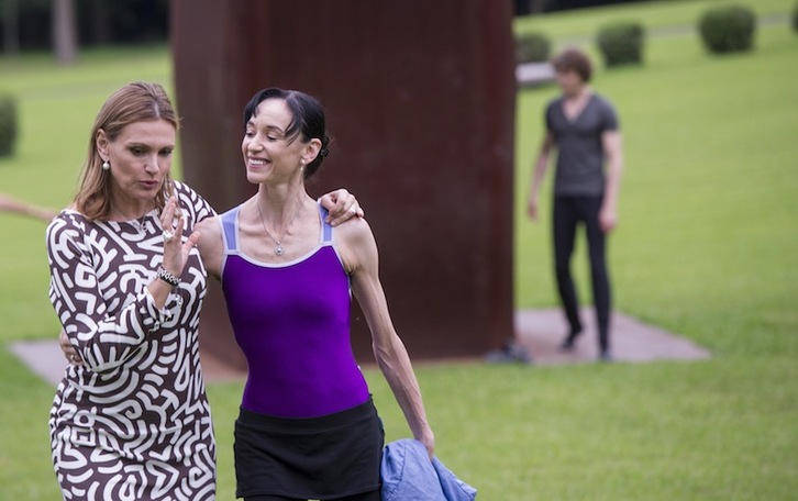 Ainhoa Arteta y Lucía Lacarra, en una imagen de archivo tomada en 2016 en Chillida Leku. (Jagoba MANTEROLA/FOKU)
