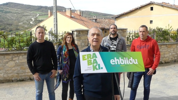 Comparecencia de EH Bildu en Trebiñu, junto con representantes de la coalición locales y de Argantzun. [EH BILDU]